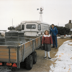 John Ray's Farm. Bells leave for Appleton. Samantha Gardner (left), Graham Clifton 22/2/86